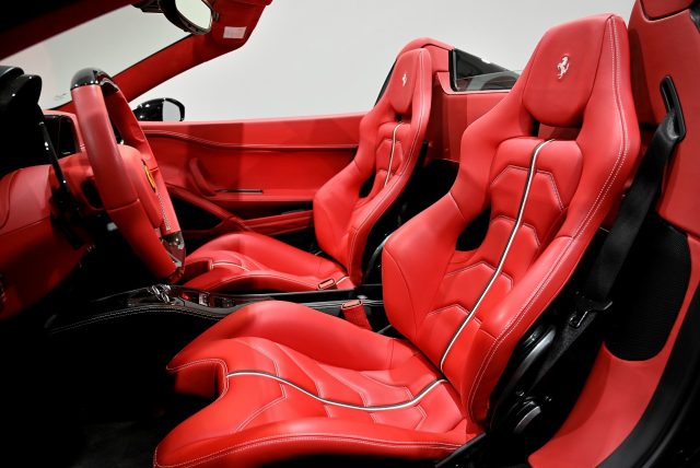 フェラーリ　458スパイダー　ネロデイトナ　赤内装 イメージ6