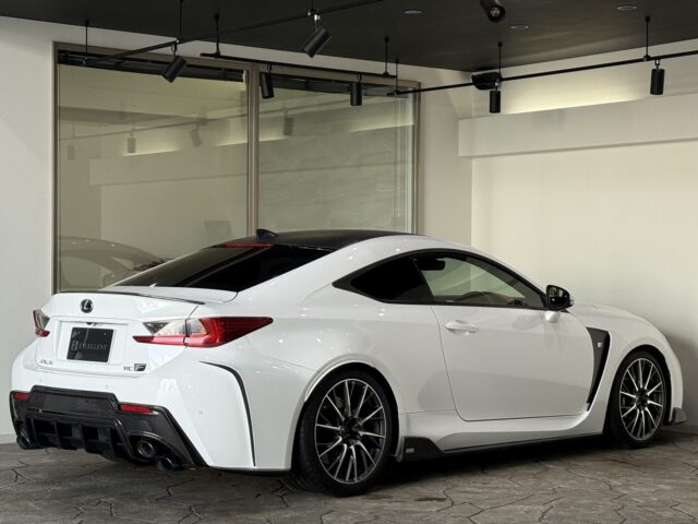 レクサスRCF　ベースグレード　ホワイトノーヴァガラスフレーク イメージ3