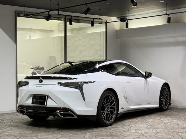 レクサス　LC500ｈ　　ホワLパッケージイトノーヴァガラスフレーク イメージ3