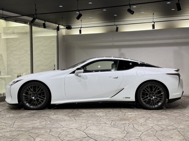 レクサス　LC500ｈ　　ホワLパッケージイトノーヴァガラスフレーク イメージ2