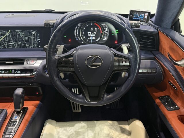 レクサス　LC500ｈ　　ホワLパッケージイトノーヴァガラスフレーク イメージ8