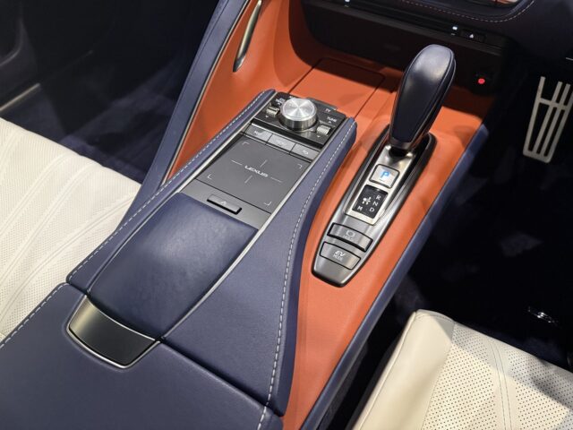 レクサス　LC500ｈ　　ホワLパッケージイトノーヴァガラスフレーク イメージ22