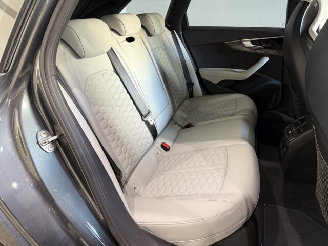 アウディ　RS4アバント　デイトナグレー イメージ21