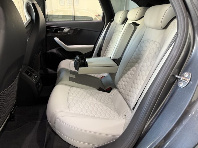 アウディ　RS4アバント　デイトナグレー イメージ22