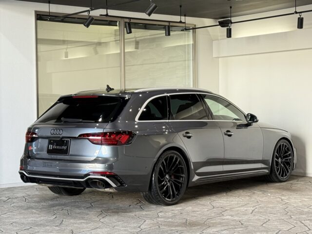 アウディ　RS4アバント　デイトナグレー イメージ3