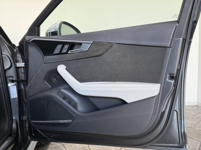 アウディ　RS4アバント　デイトナグレー イメージ32