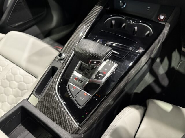 アウディ　RS4アバント　デイトナグレー イメージ16