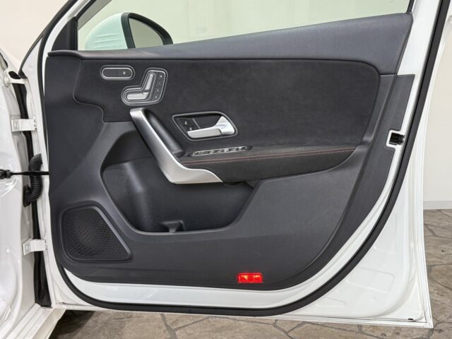 メルセデスベンツA200ｄ　AMGライン　ポーラホワイト イメージ21