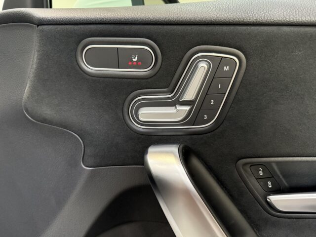 メルセデスベンツA200ｄ　AMGライン　ポーラホワイト イメージ22