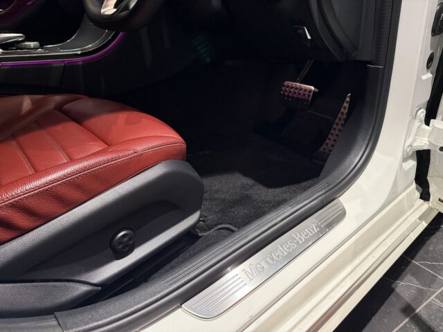 ベンツ　C200　パノラマサンルーフ　赤革 イメージ13