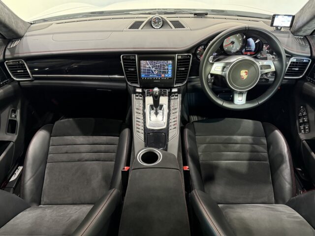 ポルシェ　パナメーラGTS　白　 イメージ5