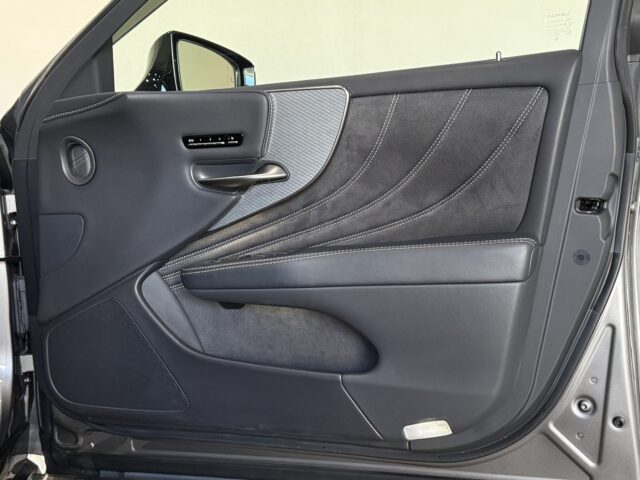 レクサスLS500h　Fスポーツ　マンガンラスター イメージ16