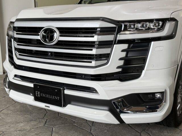 トヨタ ランドクルーザー 白 イメージ9