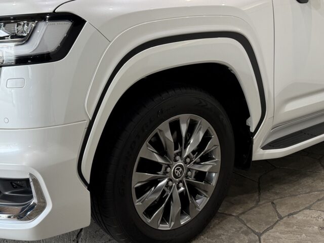 トヨタ ランドクルーザー 白 イメージ10