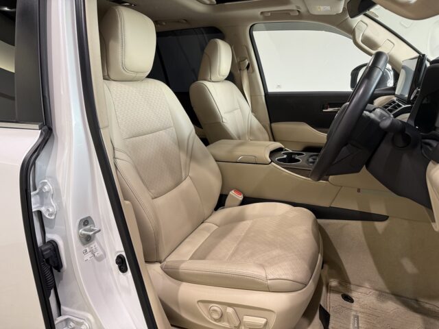 トヨタ ランドクルーザー 白 イメージ6