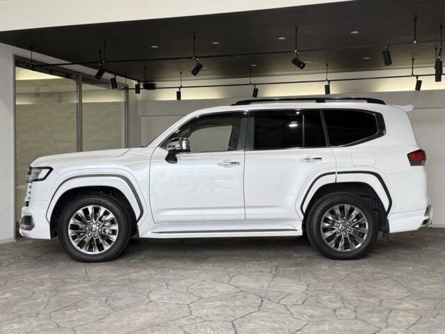 トヨタ ランドクルーザー 白 イメージ2