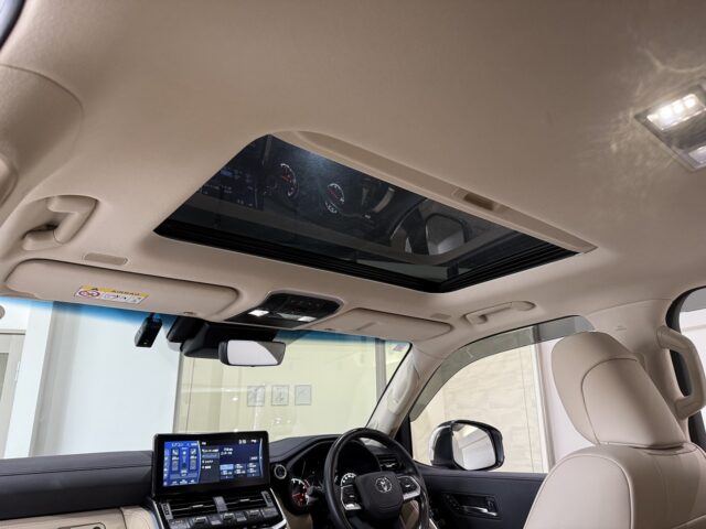 トヨタ ランドクルーザー 白 イメージ13