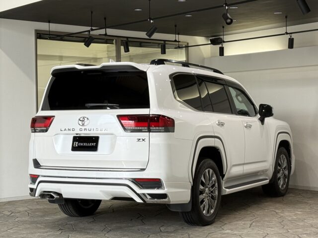 トヨタ ランドクルーザー 白 イメージ3