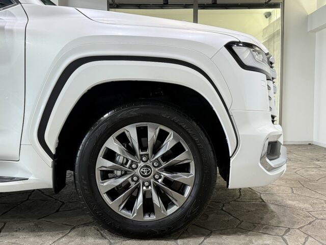 トヨタ ランドクルーザー 白 イメージ4