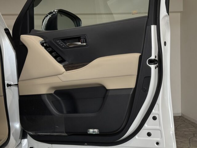 トヨタ ランドクルーザー 白 イメージ30