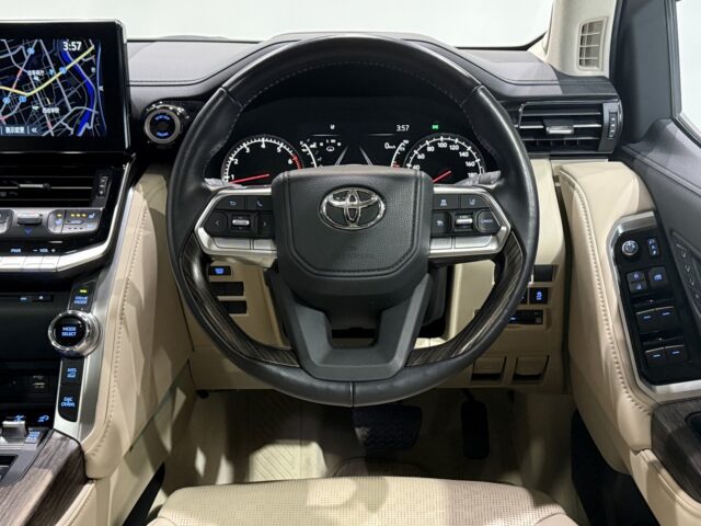 トヨタ ランドクルーザー 白 イメージ8