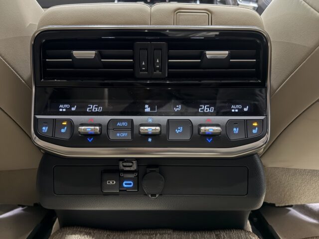 トヨタ ランドクルーザー 白 イメージ33