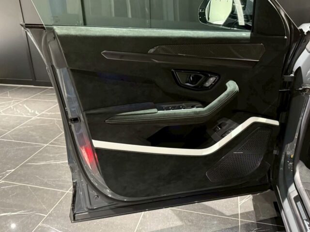 ランボルギーニ　ウルス　ペルフォルマンテ イメージ23