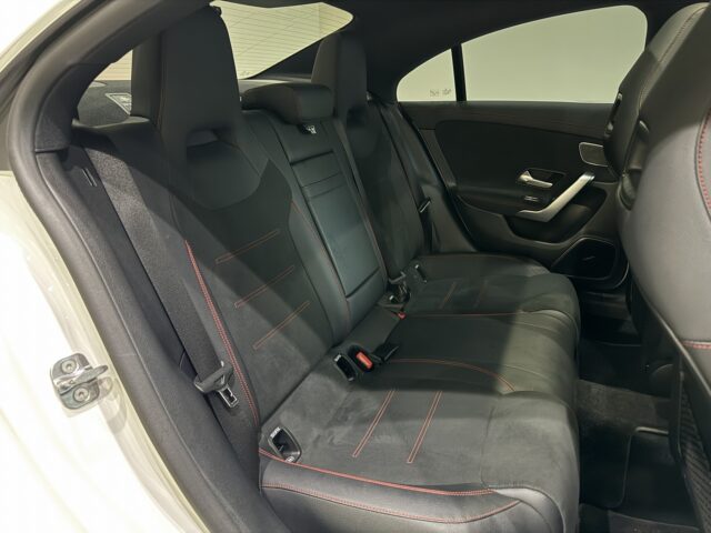 メルセデスベンツ　CLA200ｄ　AMGライン　ポーラーホワイト　長村様下取 イメージ15