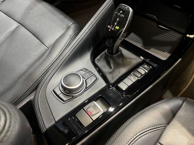 BMW　X1　sDrive18i　Xライン　ミネラルホワイト　シルバーウルフ様買取 イメージ15